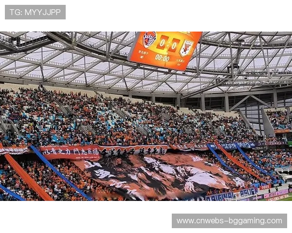 青岛德比激烈精彩，球迷热情助威赛场氛围热烈